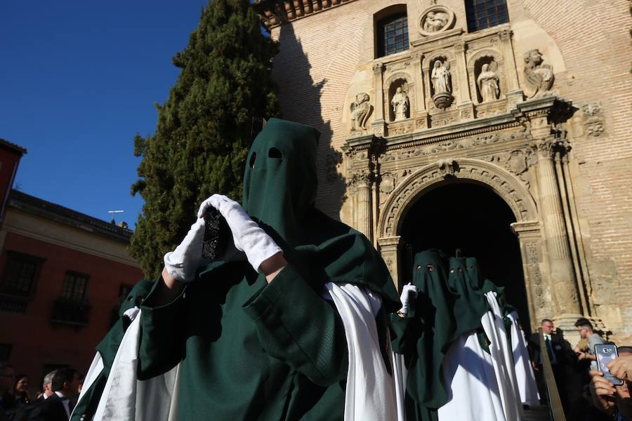 La Real Hermandad y Cofradía de Nazarenos de Nuestro Padre Jesús del Gran Poder y Nuestra Señora de La Esperanza por las calles de la ciudad.