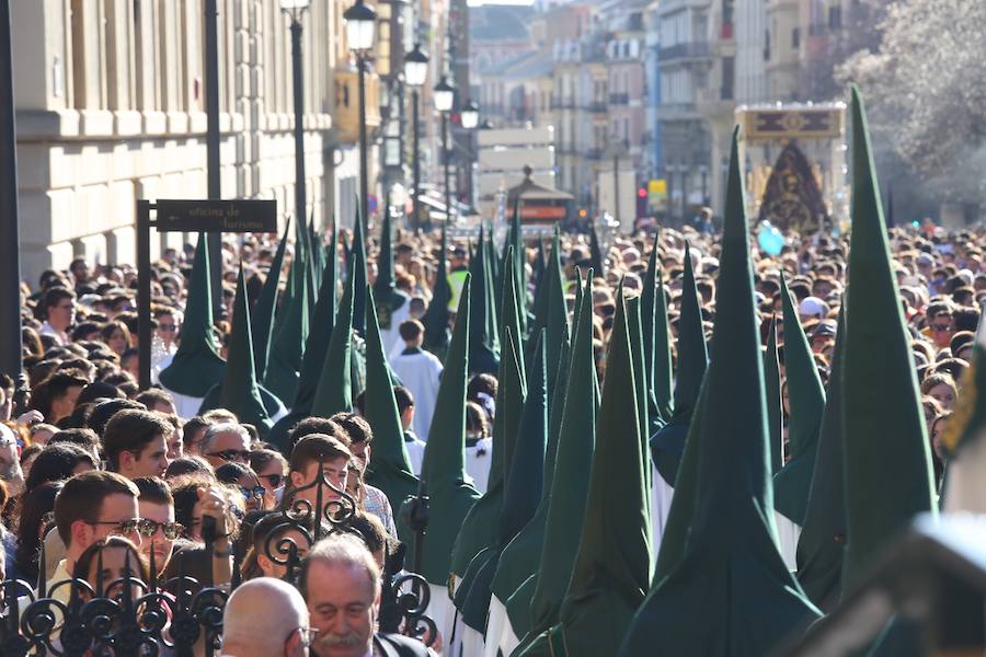 La Real Hermandad y Cofradía de Nazarenos de Nuestro Padre Jesús del Gran Poder y Nuestra Señora de La Esperanza por las calles de la ciudad.