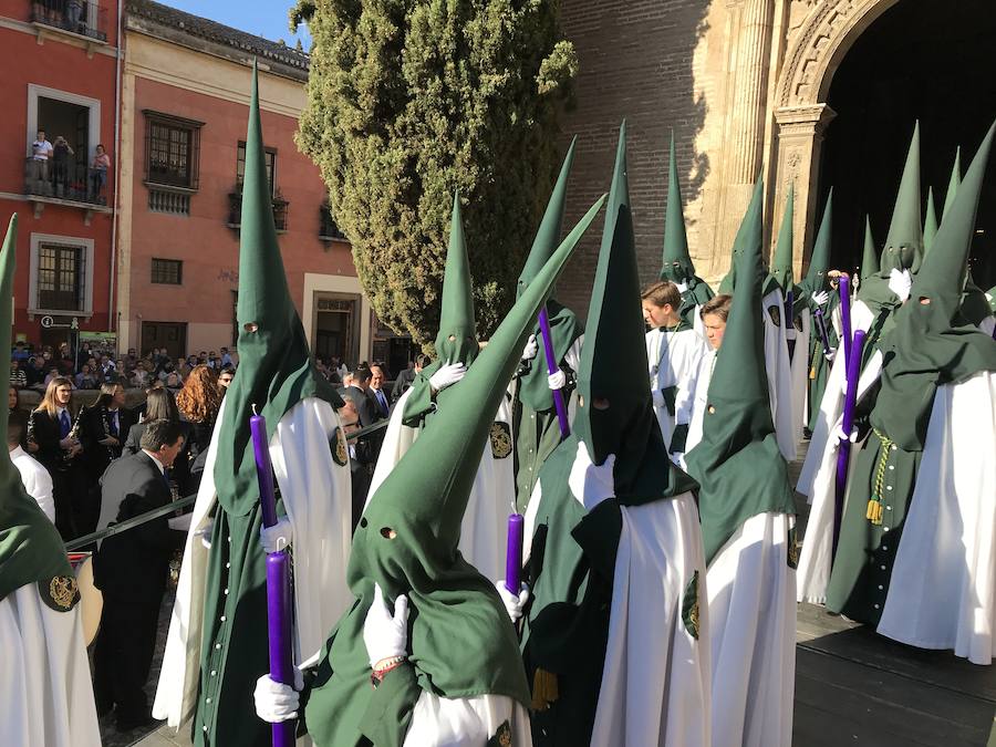 La Real Hermandad y Cofradía de Nazarenos de Nuestro Padre Jesús del Gran Poder y Nuestra Señora de La Esperanza por las calles de la ciudad.