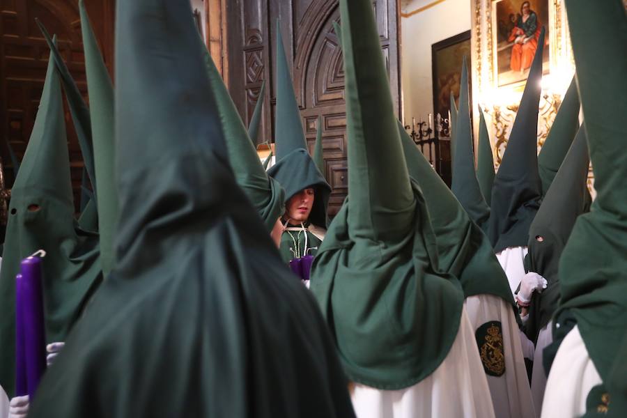 La Real Hermandad y Cofradía de Nazarenos de Nuestro Padre Jesús del Gran Poder y Nuestra Señora de La Esperanza por las calles de la ciudad.