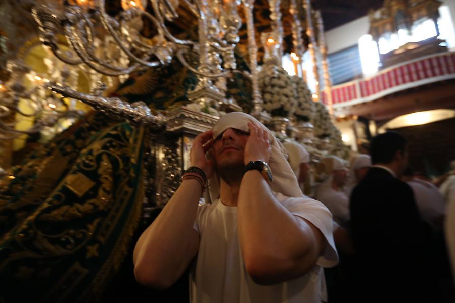 La Real Hermandad y Cofradía de Nazarenos de Nuestro Padre Jesús del Gran Poder y Nuestra Señora de La Esperanza por las calles de la ciudad.