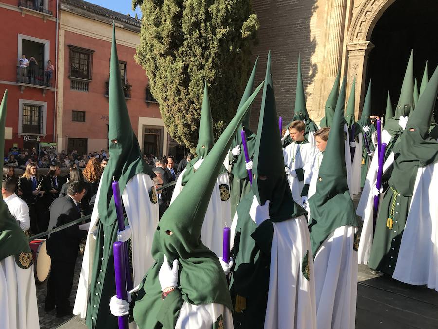 La Real Hermandad y Cofradía de Nazarenos de Nuestro Padre Jesús del Gran Poder y Nuestra Señora de La Esperanza por las calles de la ciudad.