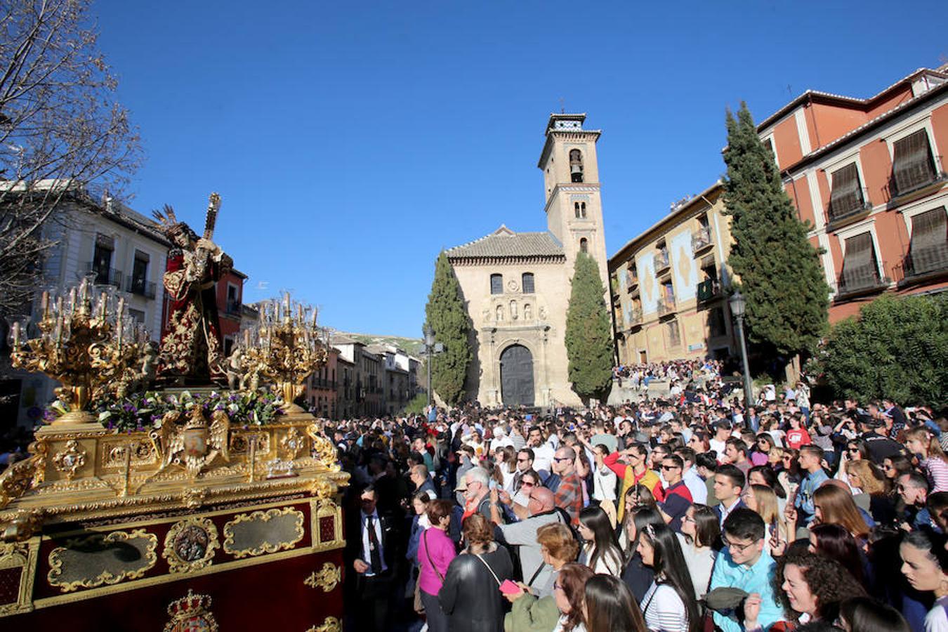 Lanzada, Vía Crucis, La Esperanza y La Cañilla protagonizan un Martes Santo en el que el sol acompaña a la devoción de miles de personas.