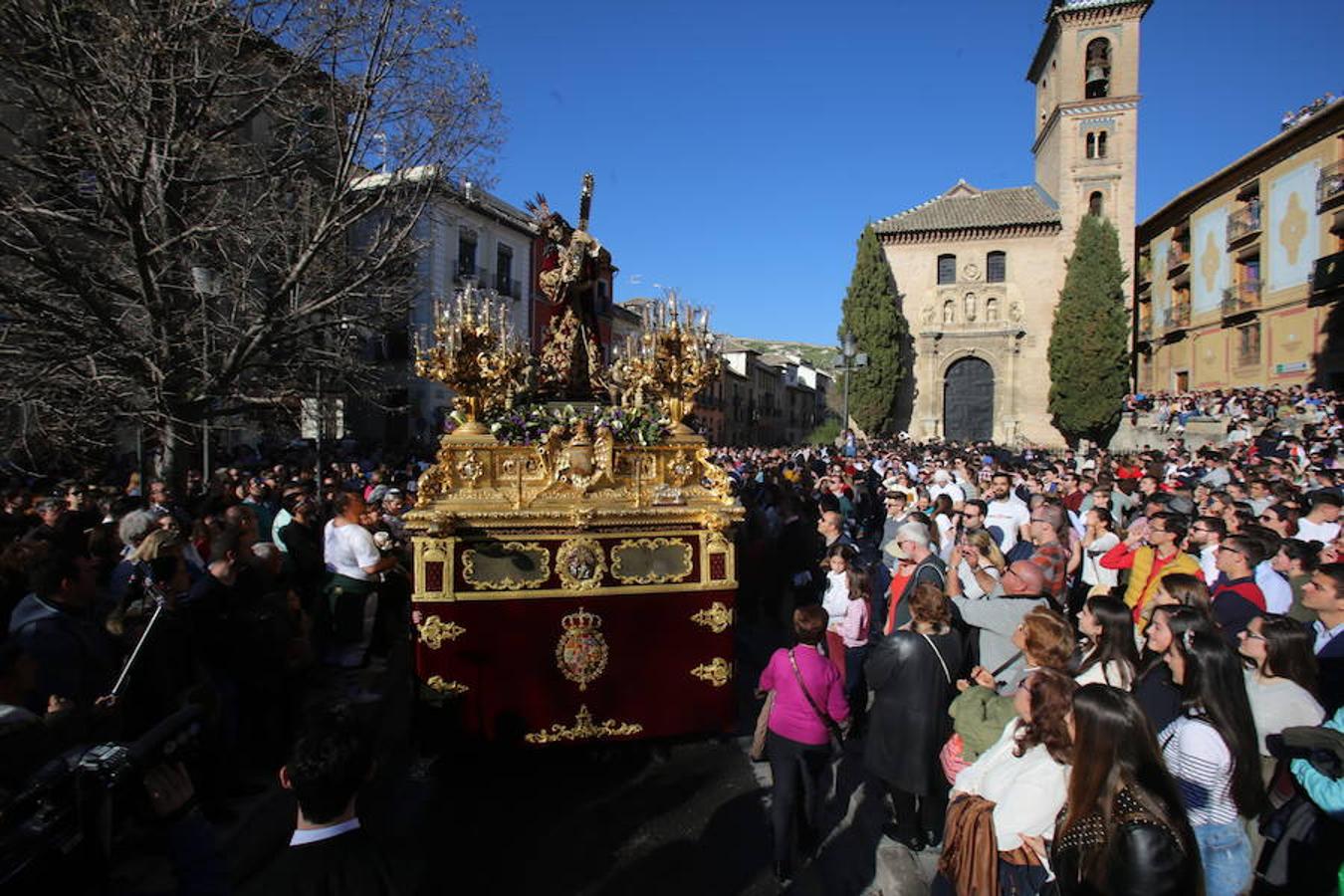 Lanzada, Vía Crucis, La Esperanza y La Cañilla protagonizan un Martes Santo en el que el sol acompaña a la devoción de miles de personas.