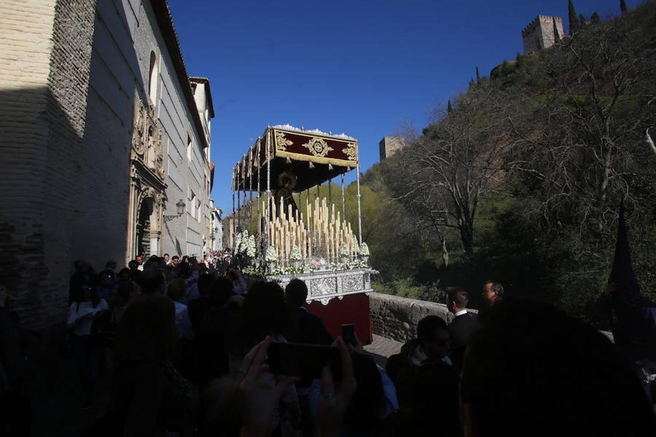 Lanzada, Vía Crucis, La Esperanza y La Cañilla protagonizan un Martes Santo en el que el sol acompaña a la devoción de miles de personas.