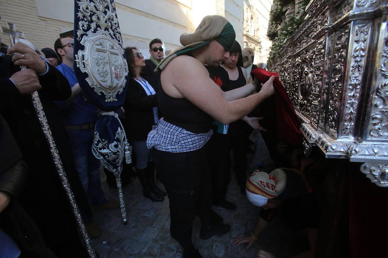 Lanzada, Vía Crucis, La Esperanza y La Cañilla protagonizan un Martes Santo en el que el sol acompaña a la devoción de miles de personas.