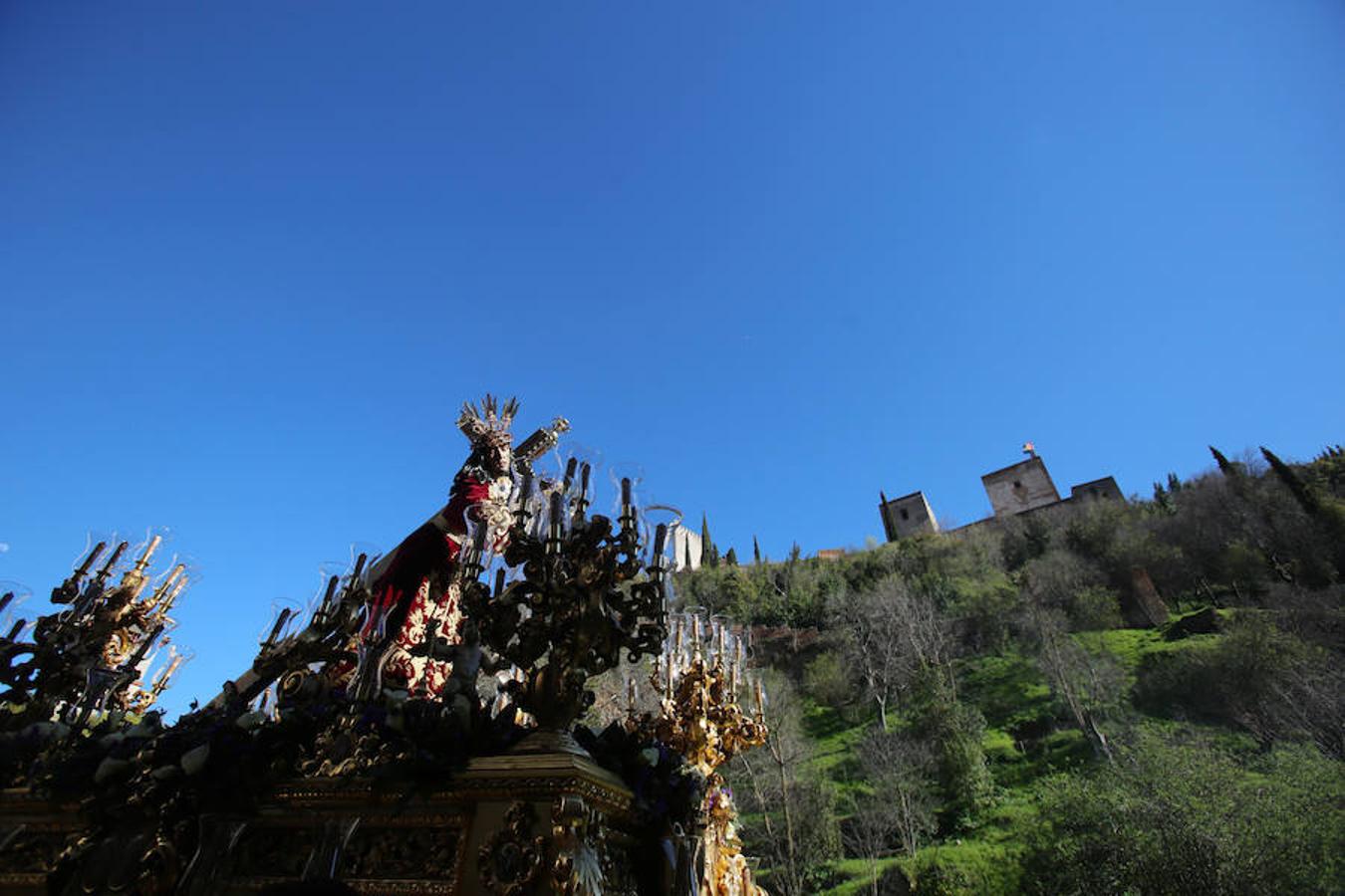 Lanzada, Vía Crucis, La Esperanza y La Cañilla protagonizan un Martes Santo en el que el sol acompaña a la devoción de miles de personas.