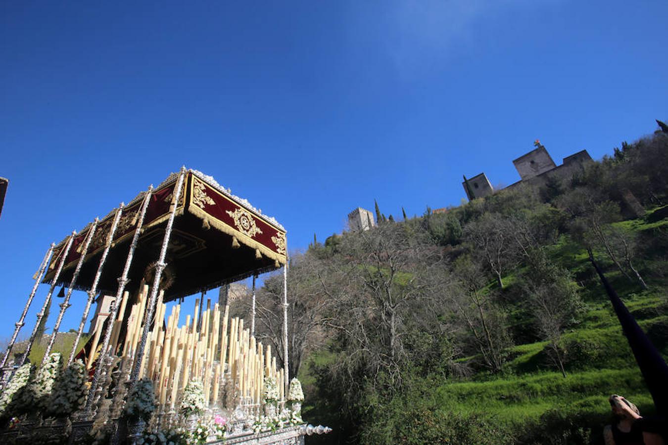 Lanzada, Vía Crucis, La Esperanza y La Cañilla protagonizan un Martes Santo en el que el sol acompaña a la devoción de miles de personas.