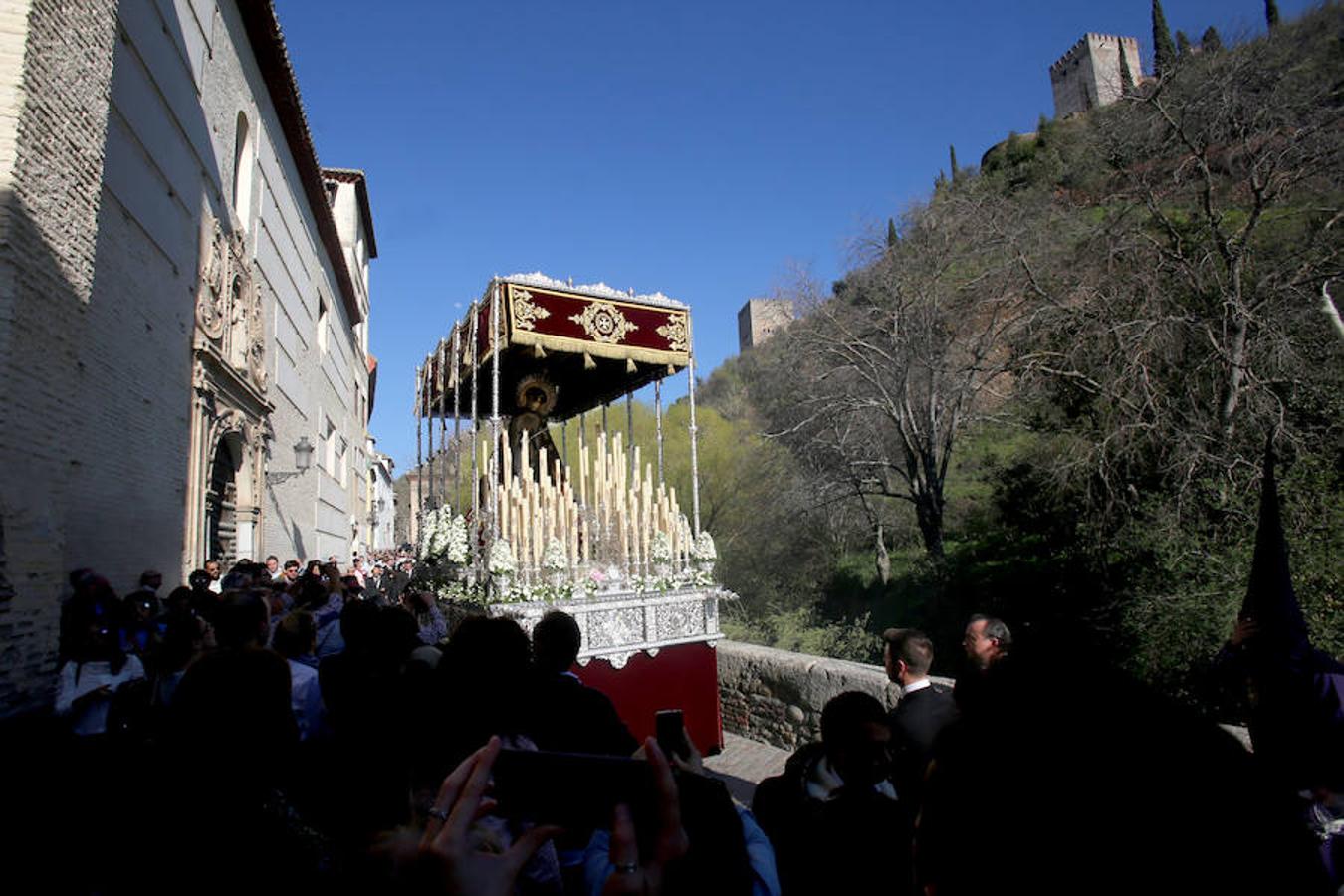 Lanzada, Vía Crucis, La Esperanza y La Cañilla protagonizan un Martes Santo en el que el sol acompaña a la devoción de miles de personas.