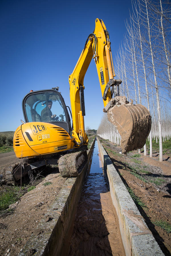 Hectáreas de Vega convertidas en un lodazal, 15 caminos casi intransitables, pérdidas millonarias... Es el rastro del temporal que persiste en Granada. 