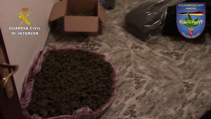 Fotografías facilitadas por la Guardia Civil que junto con la agencia federal alemana ZFA de Bremen (Alemania), han desarticulado una red dedicada al tráfico internacional de marihuana desde España a otros países europeos. En la actuación, coordinada por Europol, se han llevado a cabo dieciséis registros domiciliarios en Coín, Casabermeja (Málaga), Albolote, Monachil y Otura (Granada) en los que se ha intervenido una tonelada de marihuana, 212.000 euros en metálico, un arma de fuego, munición y ocho vehículos. 