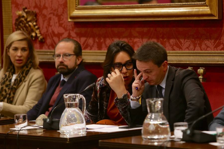 El Ayuntamiento de Granada celebra un pleno en el que se votará la personación de la administración municipal en el caso Emucesa, sobre posibles contrataciones irregulares en la empresa del cementerio.