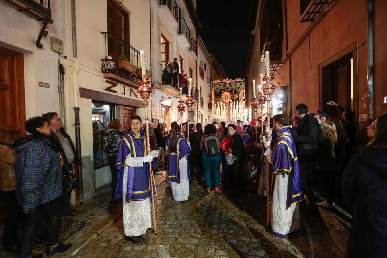 El Cristo del Consuelo y María Santísima del Sacromonte atraviesan la ciudad para llegar al Sacromonte entre hogueras y cantes