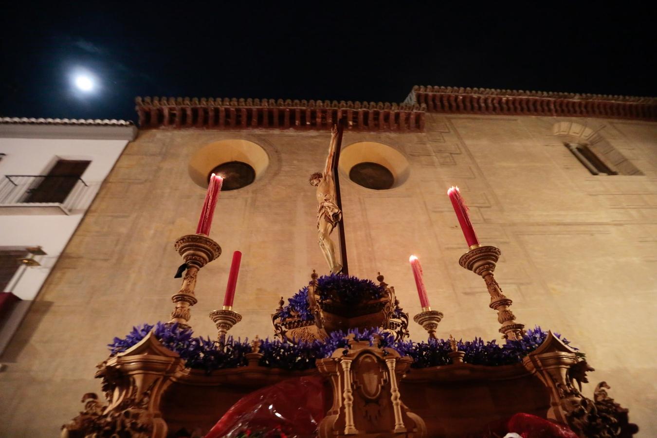 El Cristo del Consuelo y María Santísima del Sacromonte atraviesan la ciudad para llegar al Sacromonte entre hogueras y cantes