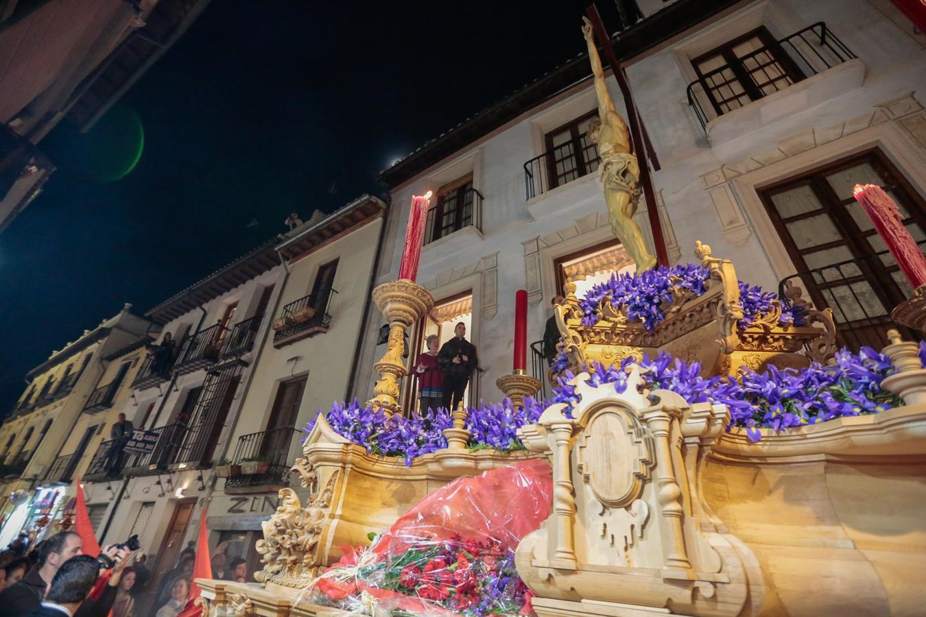 El Cristo del Consuelo y María Santísima del Sacromonte atraviesan la ciudad para llegar al Sacromonte entre hogueras y cantes