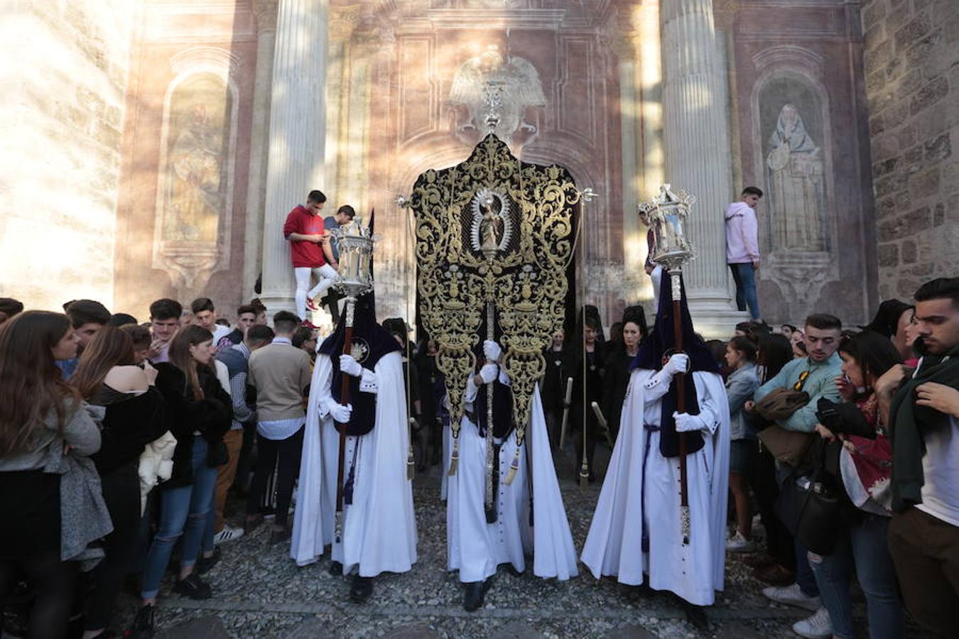 El blanco y el morado rinden tributo a Nuestro Padre Jesús de las Tres Caídas y Nuestra Señora del Rosario