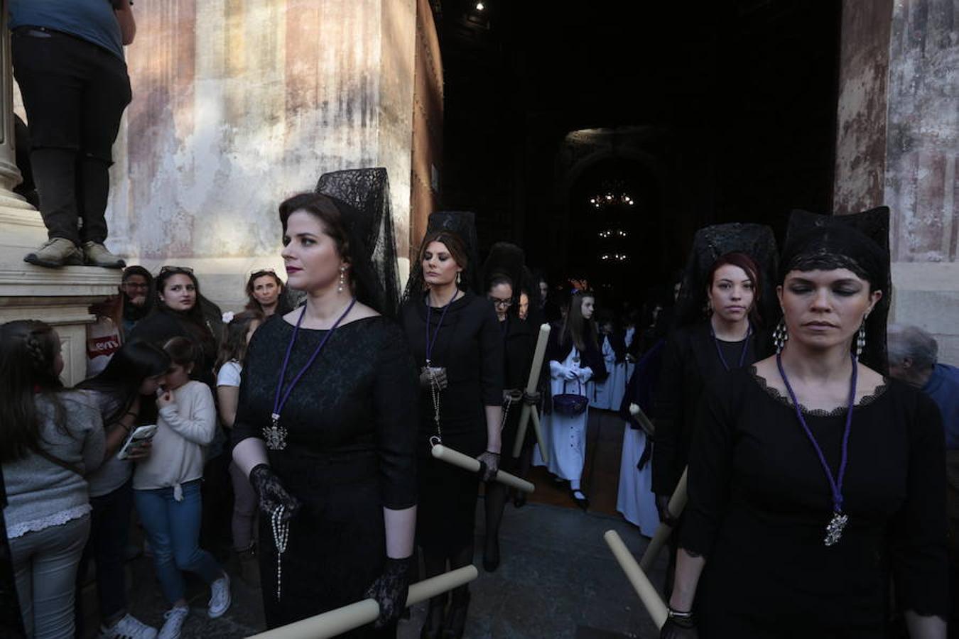 El blanco y el morado rinden tributo a Nuestro Padre Jesús de las Tres Caídas y Nuestra Señora del Rosario