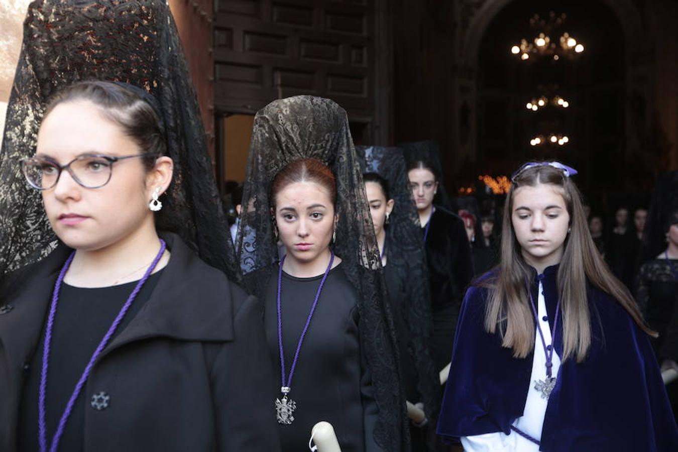 El blanco y el morado rinden tributo a Nuestro Padre Jesús de las Tres Caídas y Nuestra Señora del Rosario