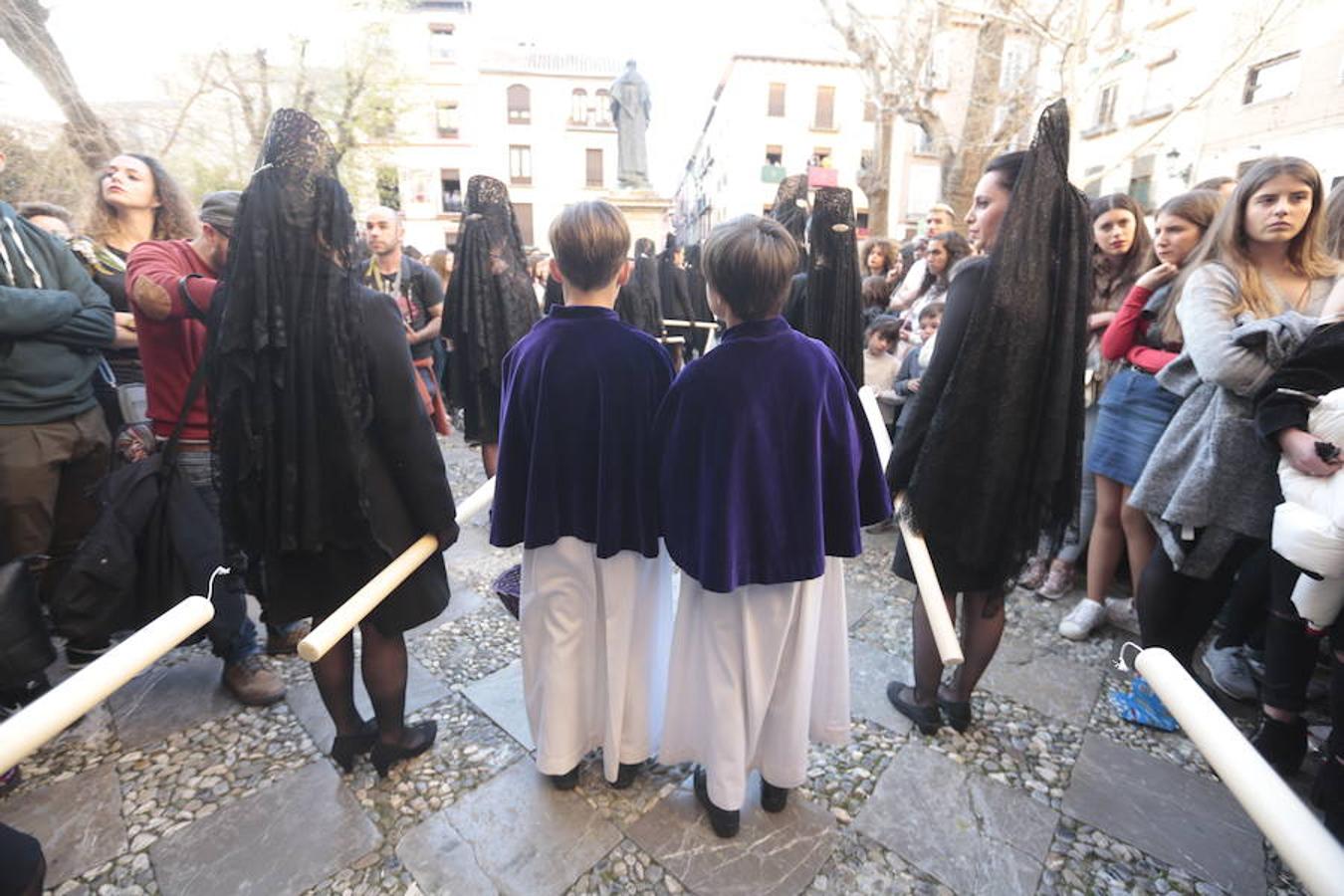 El blanco y el morado rinden tributo a Nuestro Padre Jesús de las Tres Caídas y Nuestra Señora del Rosario