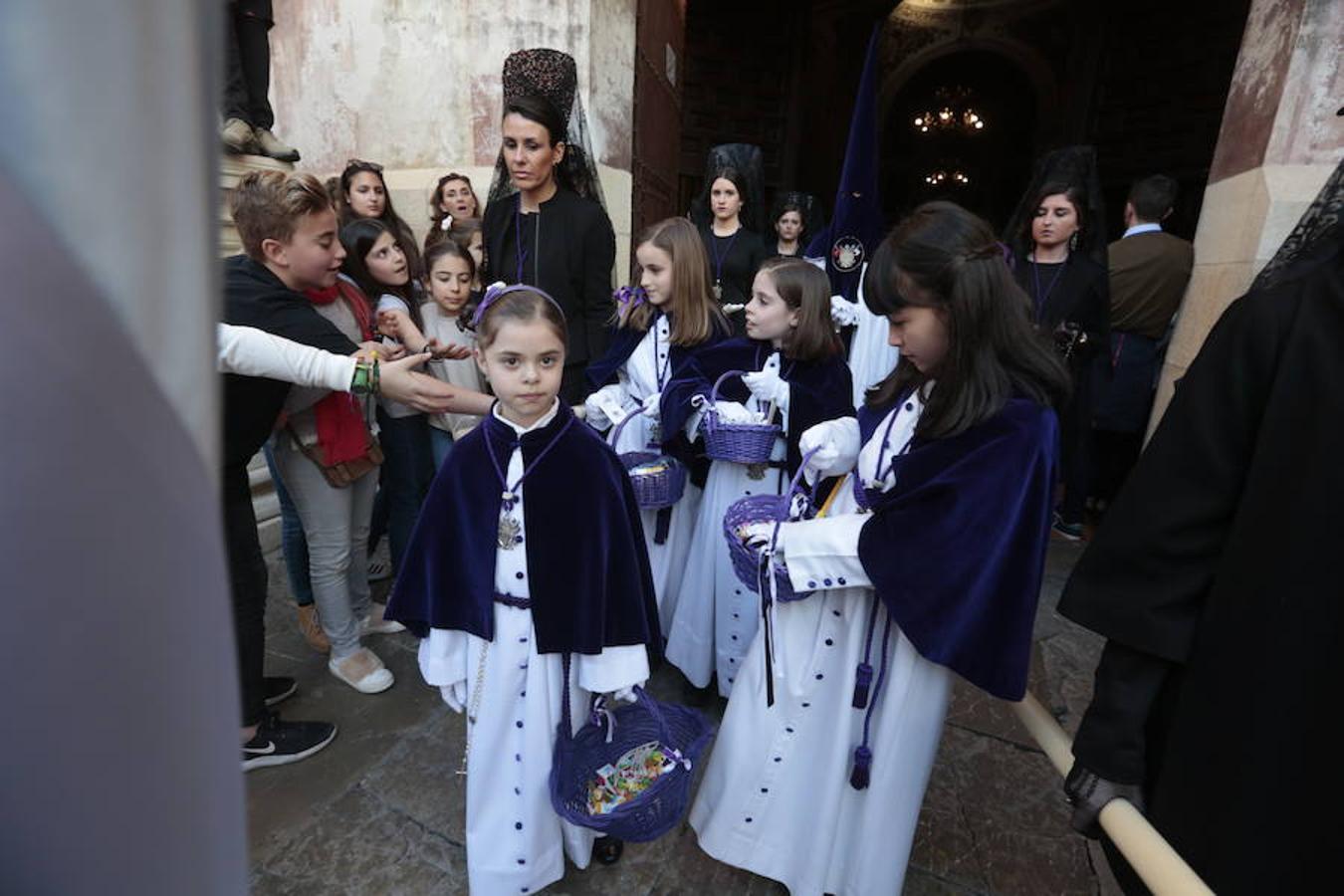 El blanco y el morado rinden tributo a Nuestro Padre Jesús de las Tres Caídas y Nuestra Señora del Rosario