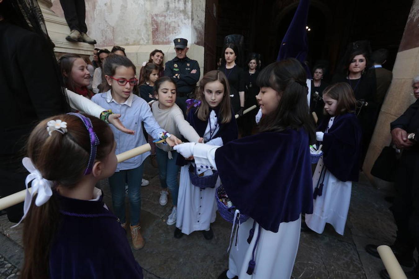 El blanco y el morado rinden tributo a Nuestro Padre Jesús de las Tres Caídas y Nuestra Señora del Rosario