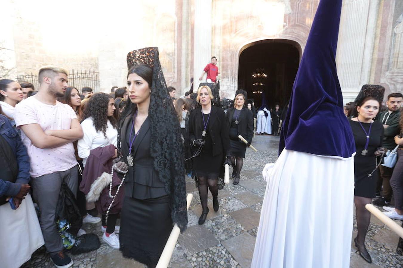 El blanco y el morado rinden tributo a Nuestro Padre Jesús de las Tres Caídas y Nuestra Señora del Rosario