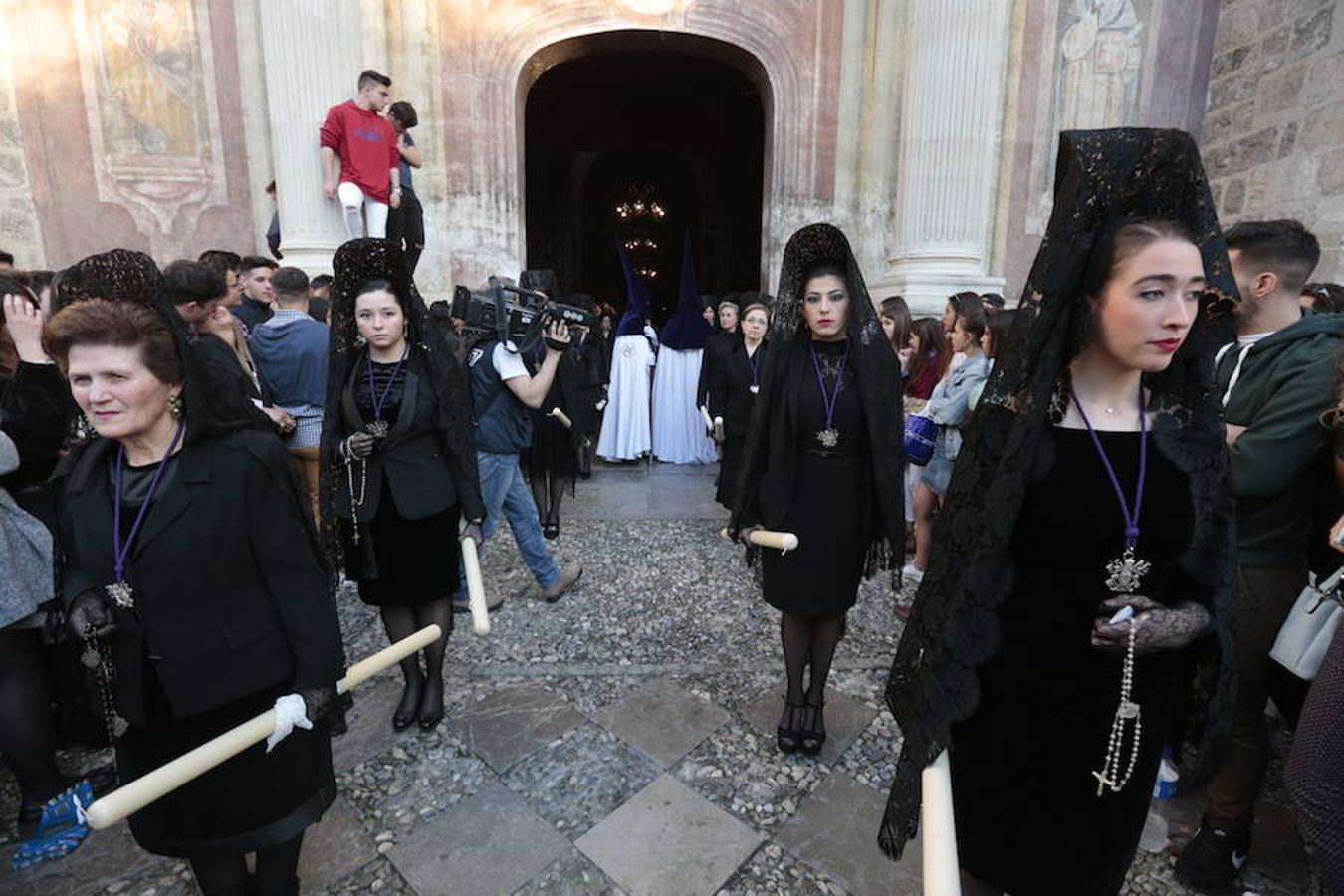 El blanco y el morado rinden tributo a Nuestro Padre Jesús de las Tres Caídas y Nuestra Señora del Rosario