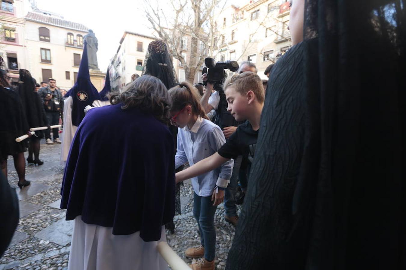 El blanco y el morado rinden tributo a Nuestro Padre Jesús de las Tres Caídas y Nuestra Señora del Rosario