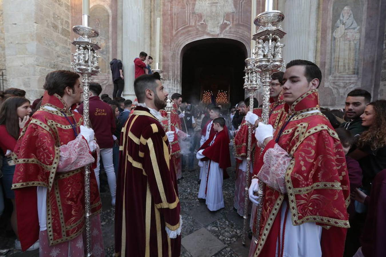 El blanco y el morado rinden tributo a Nuestro Padre Jesús de las Tres Caídas y Nuestra Señora del Rosario