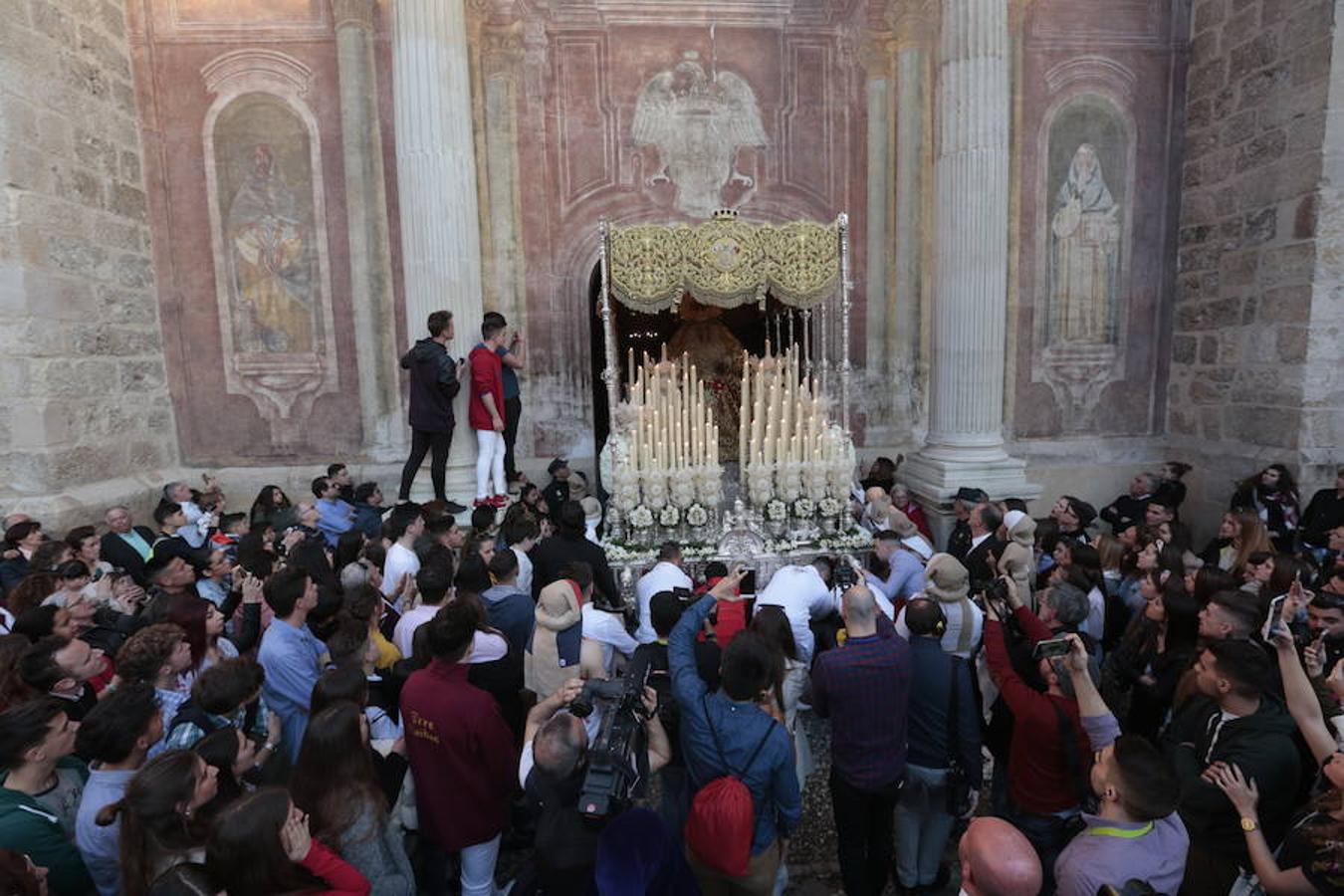 El blanco y el morado rinden tributo a Nuestro Padre Jesús de las Tres Caídas y Nuestra Señora del Rosario