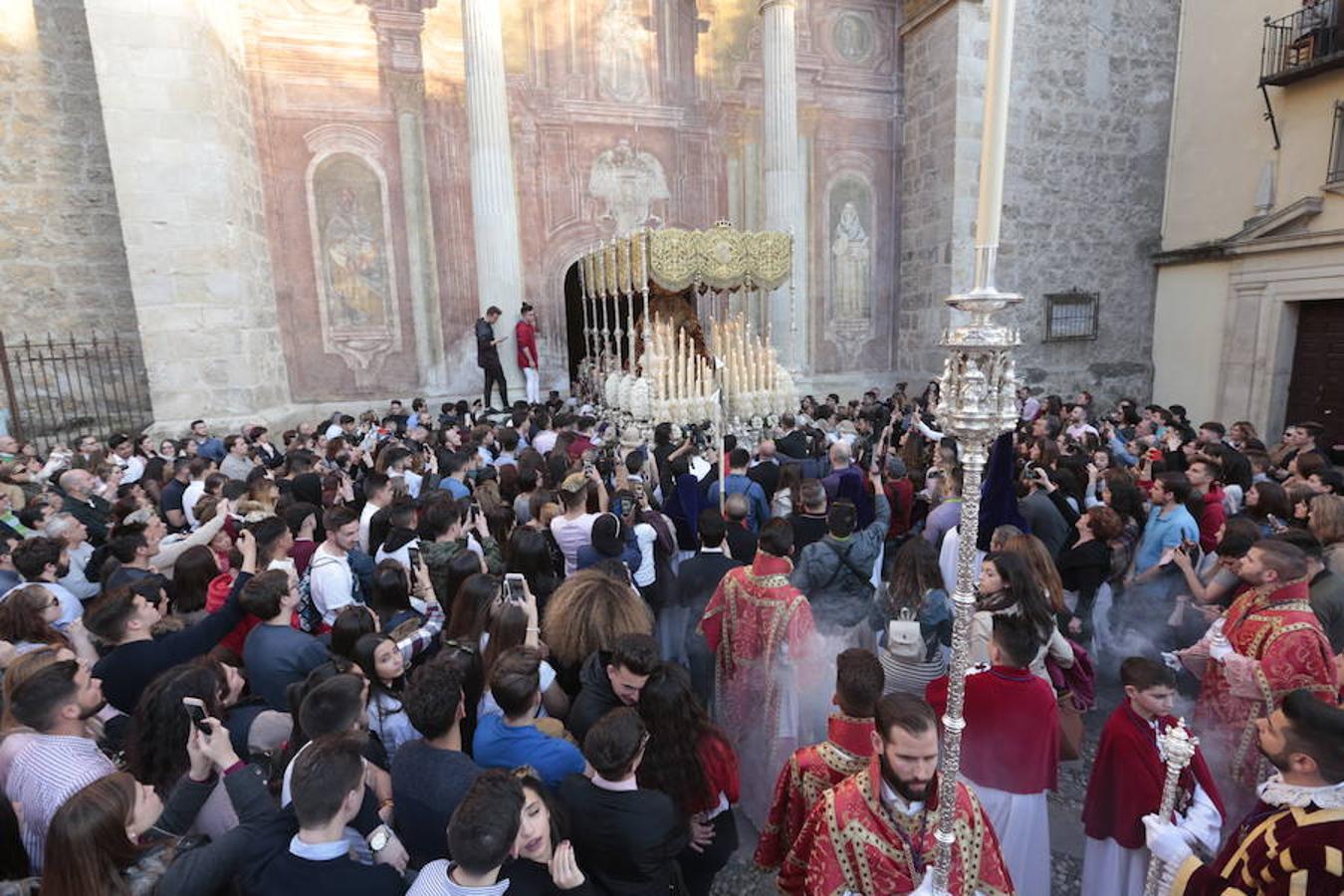 El blanco y el morado rinden tributo a Nuestro Padre Jesús de las Tres Caídas y Nuestra Señora del Rosario