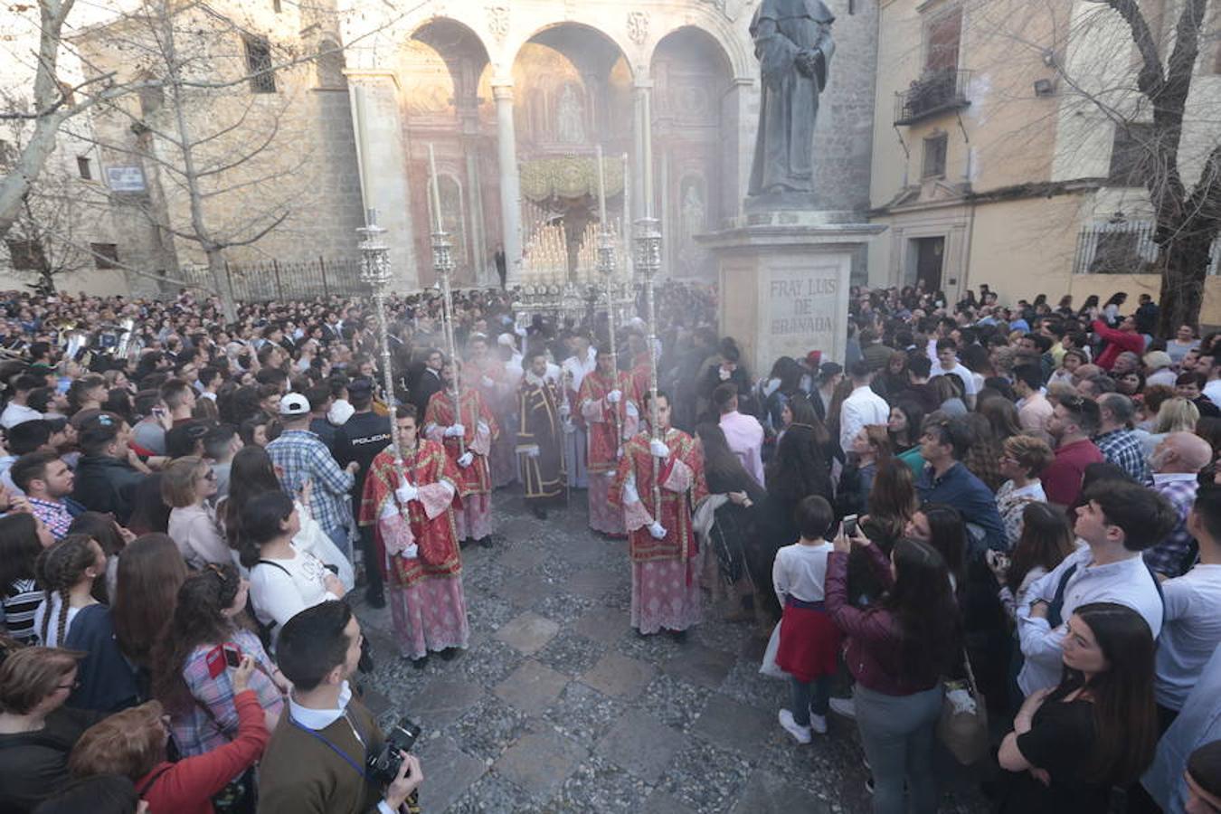 El blanco y el morado rinden tributo a Nuestro Padre Jesús de las Tres Caídas y Nuestra Señora del Rosario