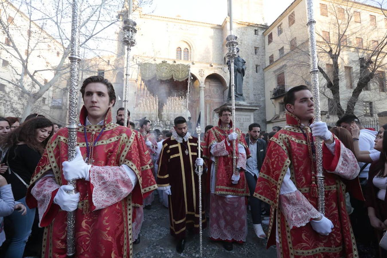 El blanco y el morado rinden tributo a Nuestro Padre Jesús de las Tres Caídas y Nuestra Señora del Rosario