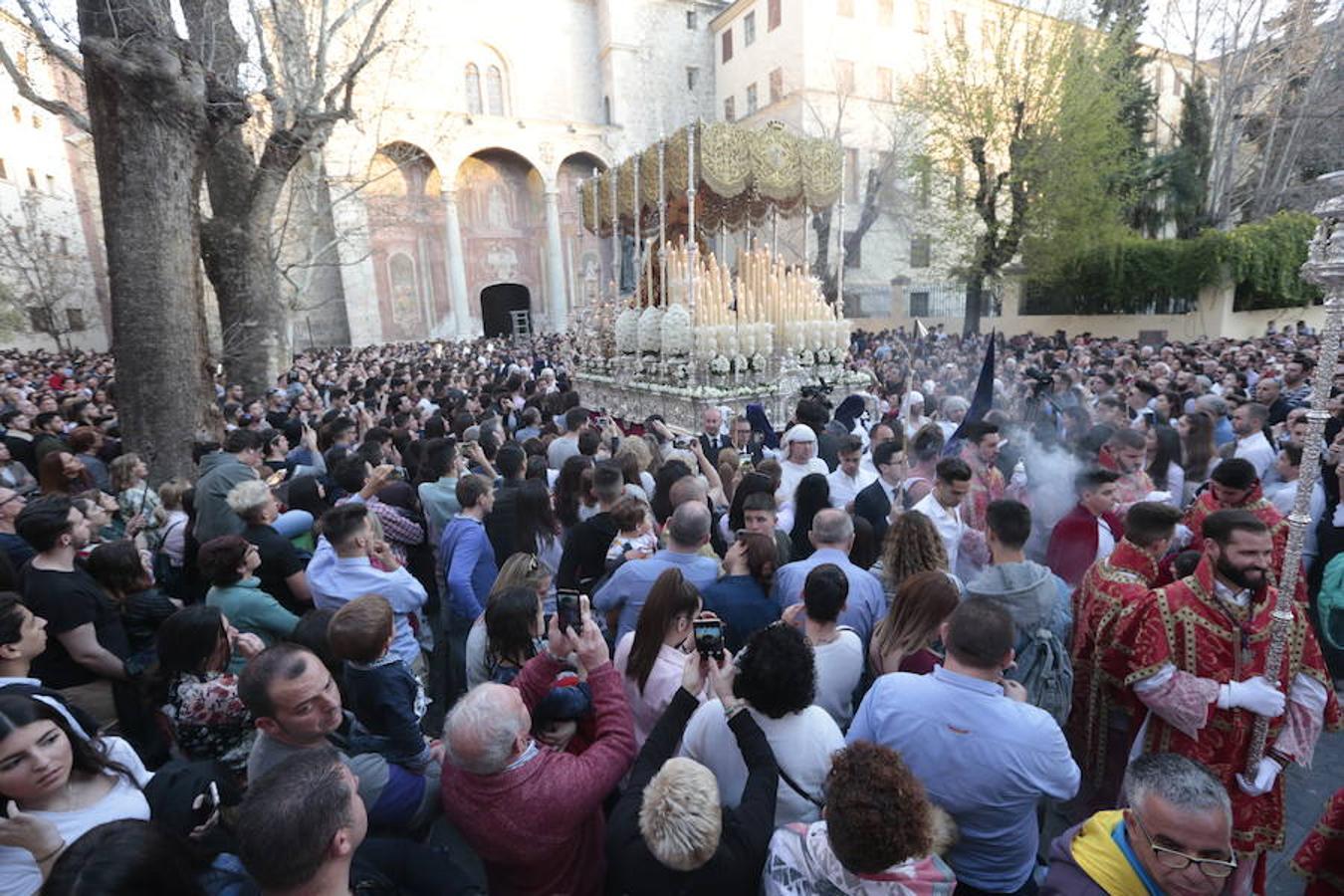 El blanco y el morado rinden tributo a Nuestro Padre Jesús de las Tres Caídas y Nuestra Señora del Rosario