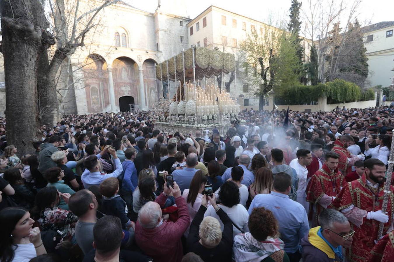 El blanco y el morado rinden tributo a Nuestro Padre Jesús de las Tres Caídas y Nuestra Señora del Rosario