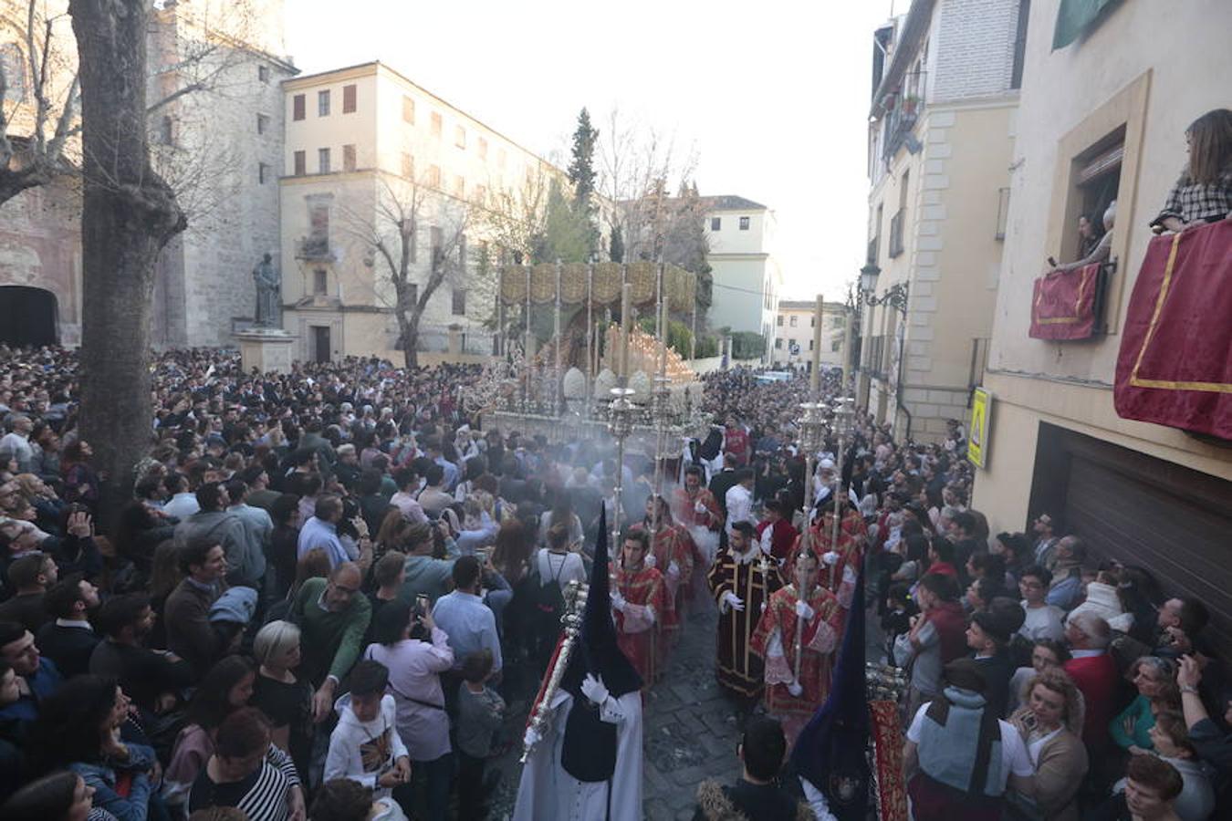 El blanco y el morado rinden tributo a Nuestro Padre Jesús de las Tres Caídas y Nuestra Señora del Rosario