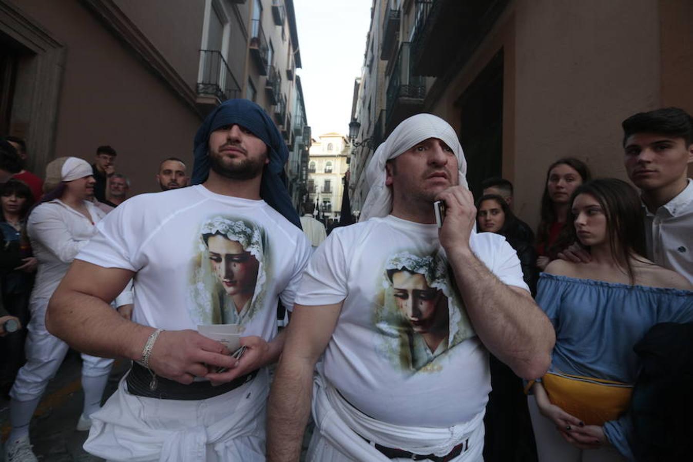 El blanco y el morado rinden tributo a Nuestro Padre Jesús de las Tres Caídas y Nuestra Señora del Rosario