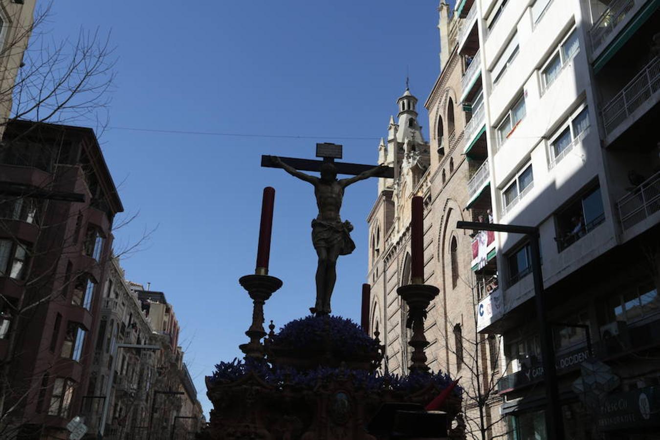 El Cristo del Consuelo y María Santísima del Sacromonte atraviesa la ciudad para llegar al Sacromonte entre hogueras y cantes