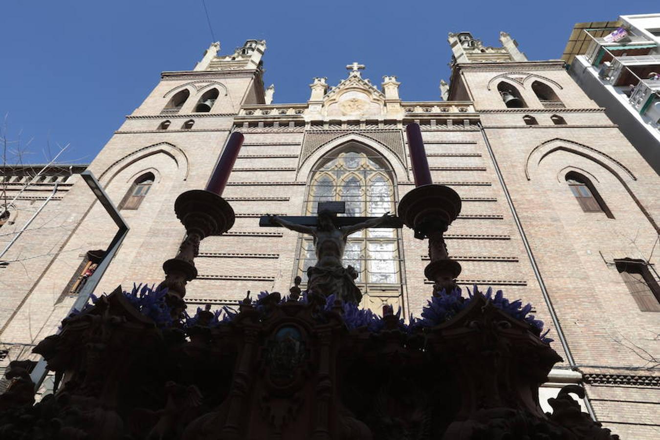 El Cristo del Consuelo y María Santísima del Sacromonte atraviesa la ciudad para llegar al Sacromonte entre hogueras y cantes