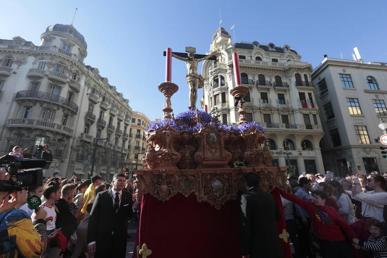 El Cristo del Consuelo y María Santísima del Sacromonte atraviesan la ciudad para llegar al Sacromonte entre hogueras y cantes