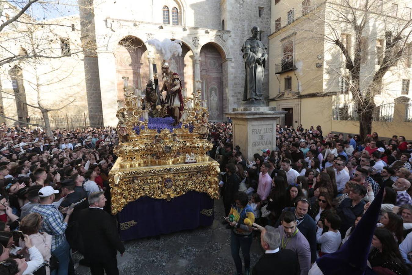 El blanco y el morado rinden tributo a Nuestro Padre Jesús de las Tres Caídas y Nuestra Señora del Rosario