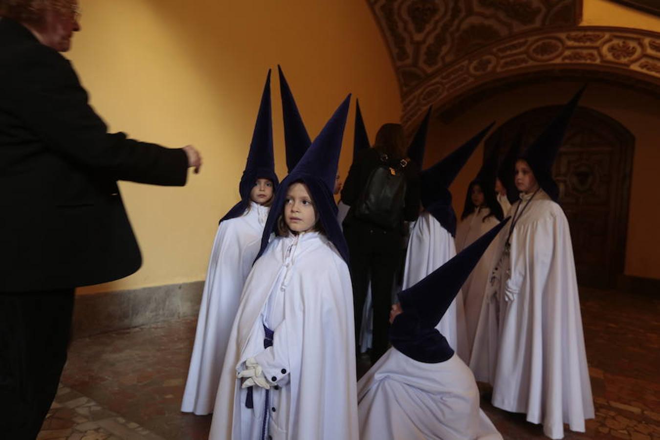 El blanco y el morado rinden tributo a Nuestro Padre Jesús de las Tres Caídas y Nuestra Señora del Rosario