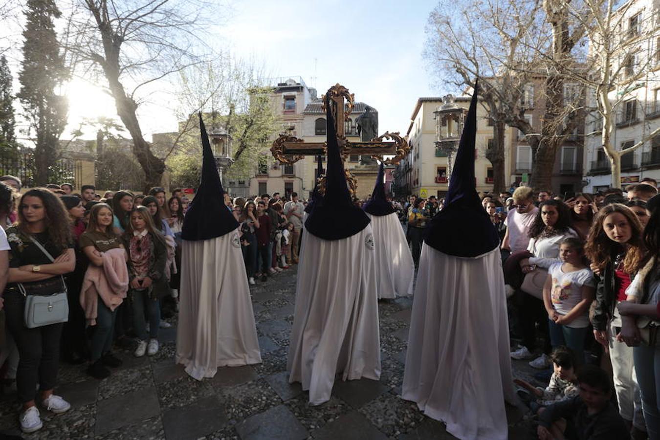 El blanco y el morado rinden tributo a Nuestro Padre Jesús de las Tres Caídas y Nuestra Señora del Rosario