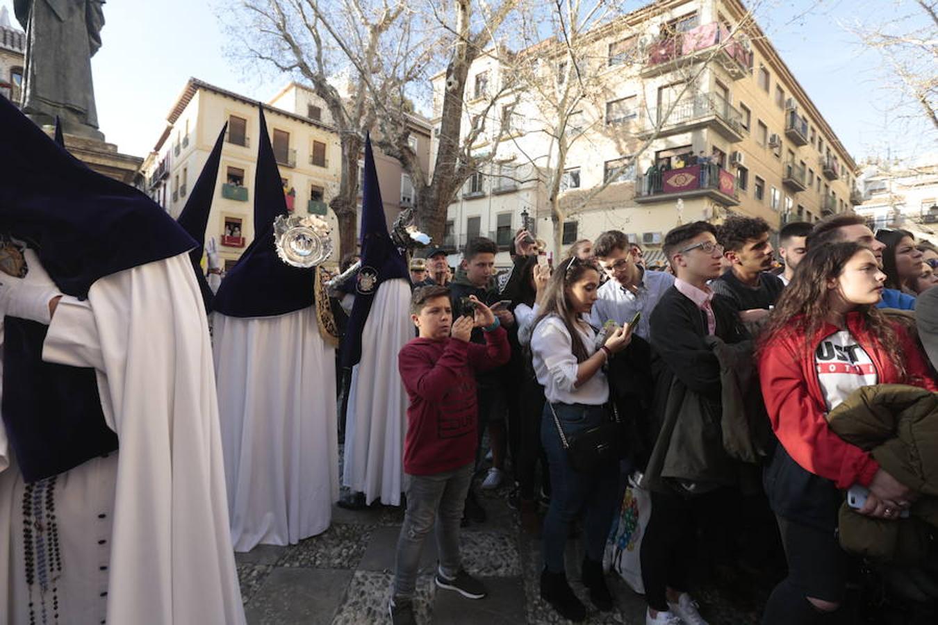 El blanco y el morado rinden tributo a Nuestro Padre Jesús de las Tres Caídas y Nuestra Señora del Rosario