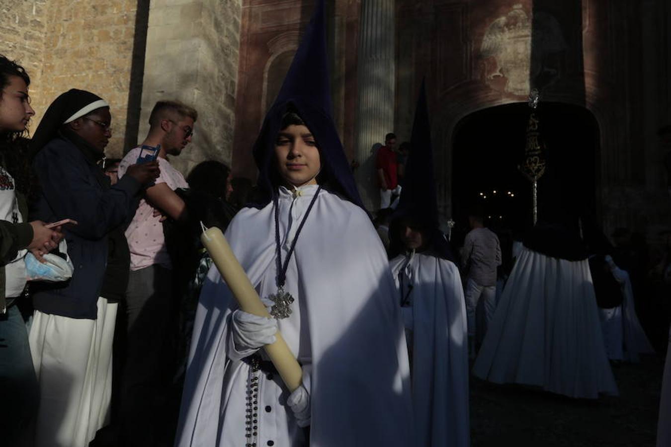 El blanco y el morado rinden tributo a Nuestro Padre Jesús de las Tres Caídas y Nuestra Señora del Rosario