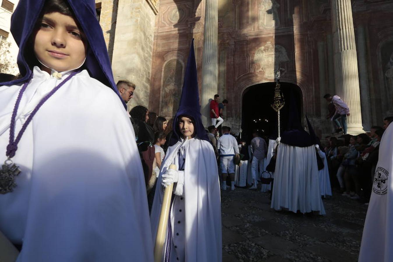 El blanco y el morado rinden tributo a Nuestro Padre Jesús de las Tres Caídas y Nuestra Señora del Rosario