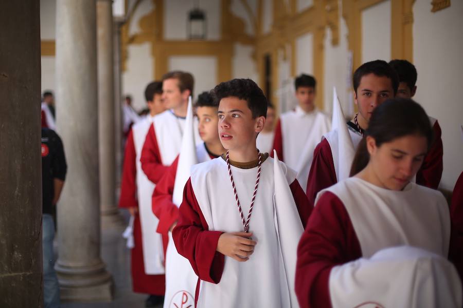 Nuestro Señor de la Meditación y María Santísima de los Remedios desfilan desde la plaza de la Universidad dejando bellas estampas por las zonas más céntricas de Granada