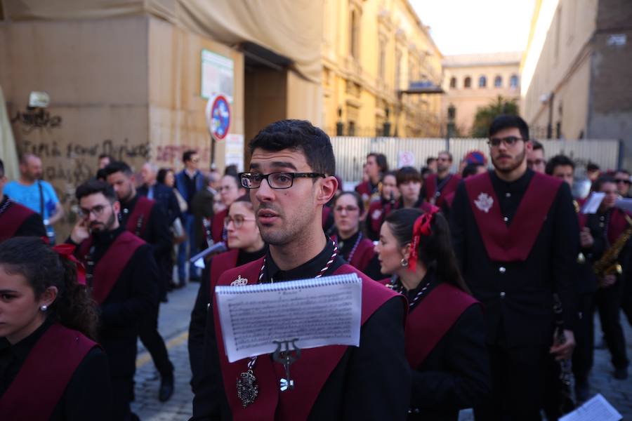 Nuestro Señor de la Meditación y María Santísima de los Remedios desfilan desde la plaza de la Universidad dejando bellas estampas por las zonas más céntricas de Granada