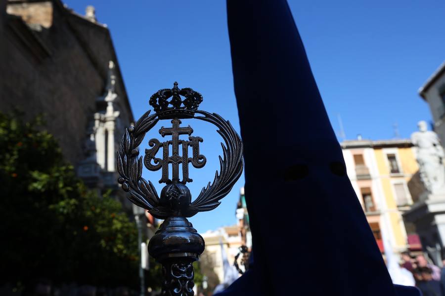 Nuestro Señor de la Meditación y María Santísima de los Remedios desfilan desde la plaza de la Universidad dejando bellas estampas por las zonas más céntricas de Granada