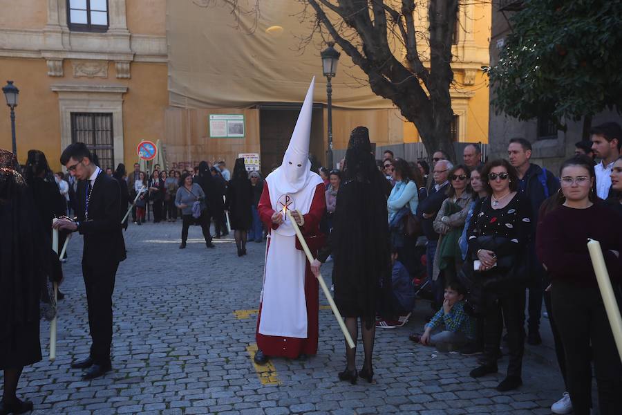 Nuestro Señor de la Meditación y María Santísima de los Remedios desfilan desde la plaza de la Universidad dejando bellas estampas por las zonas más céntricas de Granada